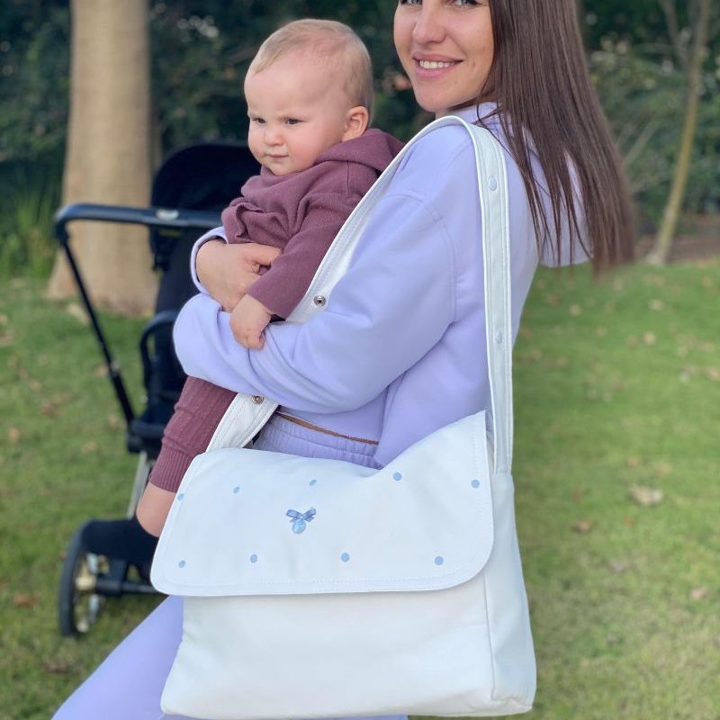 אישה עם תינוק ותיק עגלה
